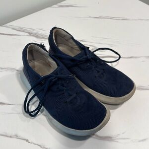 Size 8 men’s 
Blue 
No tie shoes